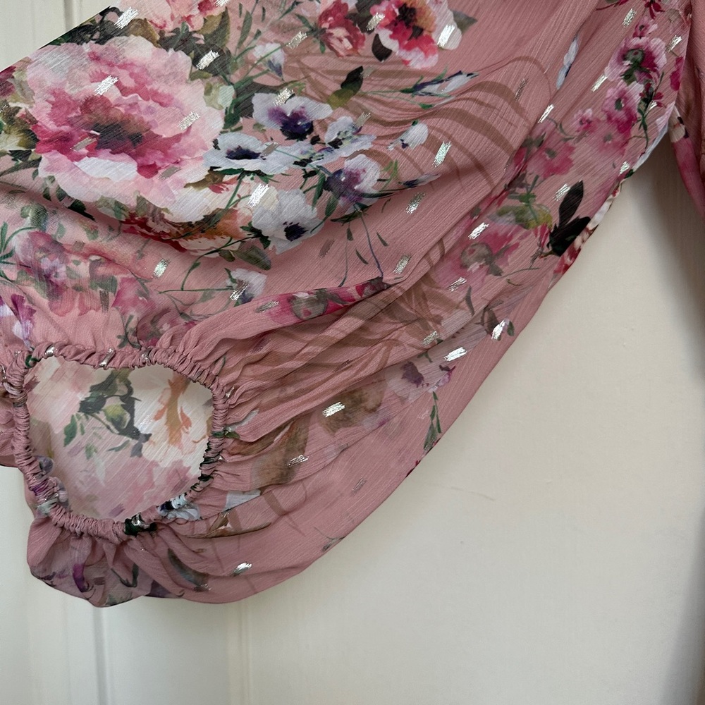 Eliza J
Floral Print Chiffon V-Neck, 3/4 Blouson Sheer Sleeve, High-Low Hem - Picture 6 of 8